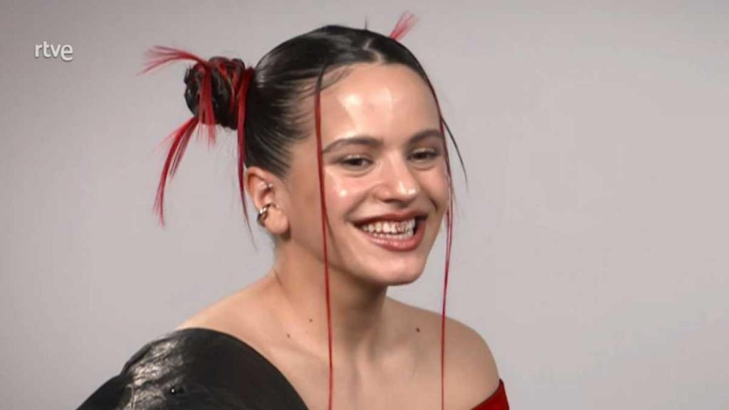 Rosalía se convierte en la invitada sorpresa de ‘Las tres puertas’ tras la baja de Melendi y Raphael