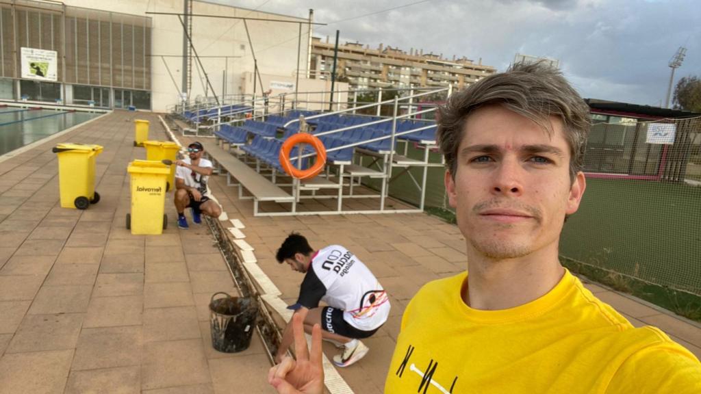 Los entrenadores de Inacua, trabajando para quitar el barro de la piscina exterior.