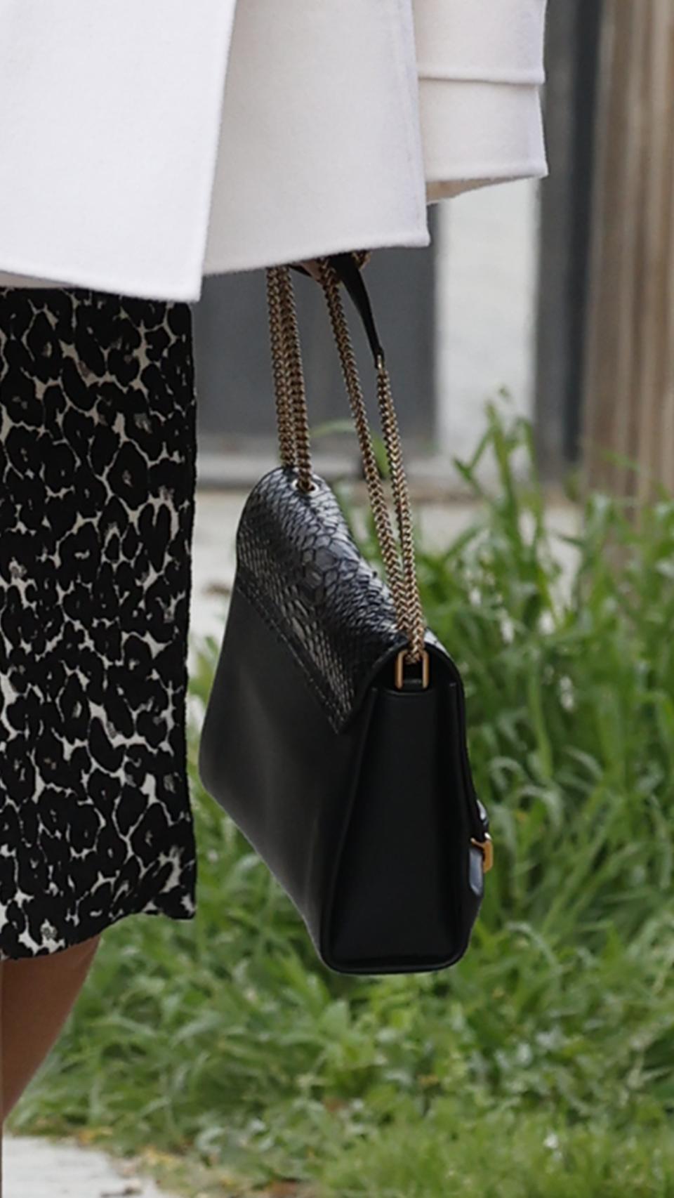 El bolso marche que ha lucido Letizia este jueves.