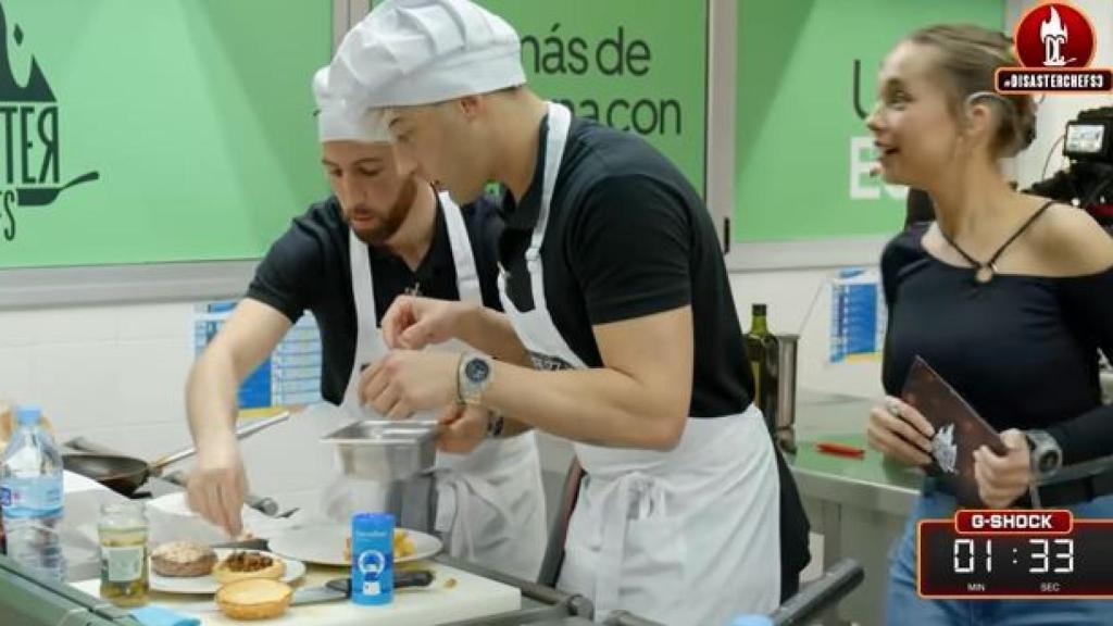 Sandor y Viruzz preparando su hamburguesa en Disaster Chefs