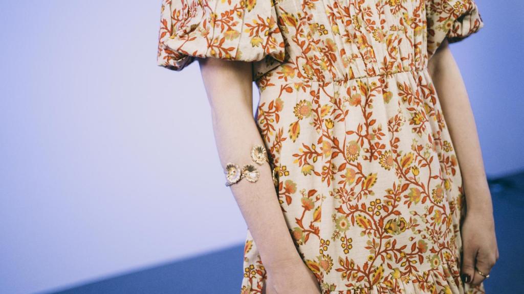 Detalle del vestido y los complementos de Hoss Intropia.