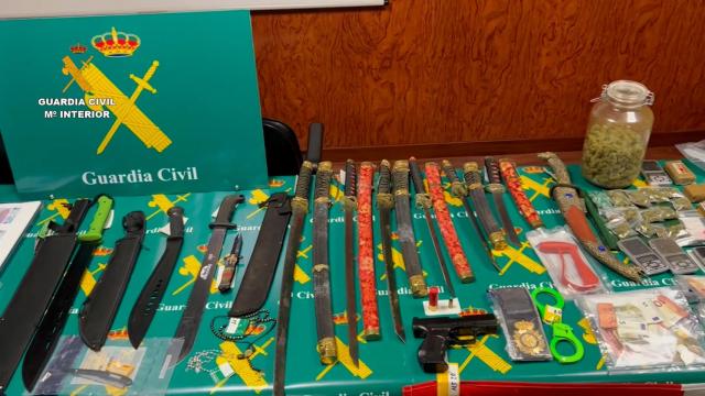 Armas requisadas a los miembros de Dominican Don't Play tras su detención en febrero de 2022.