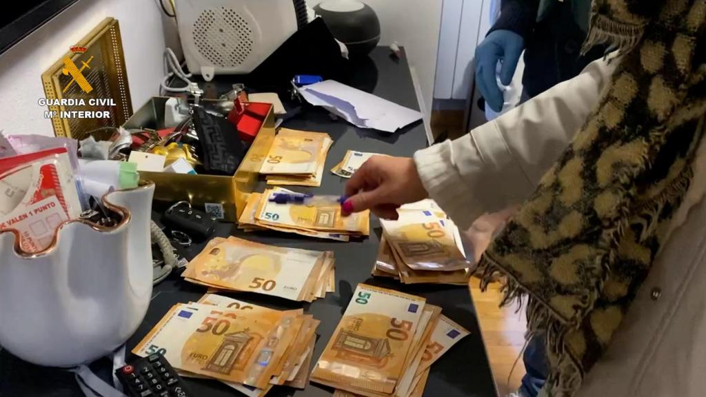 Dinero intervenido por la Guardia Civil tras las detenciones.