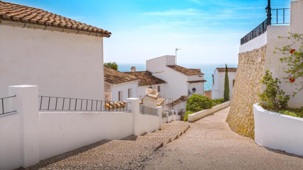 Una calle  del casco antiguo de Altea.