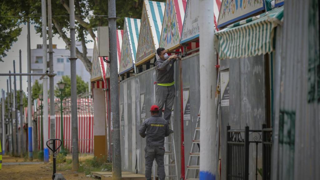 Operarios en unas casetas de la Feria de Abril.