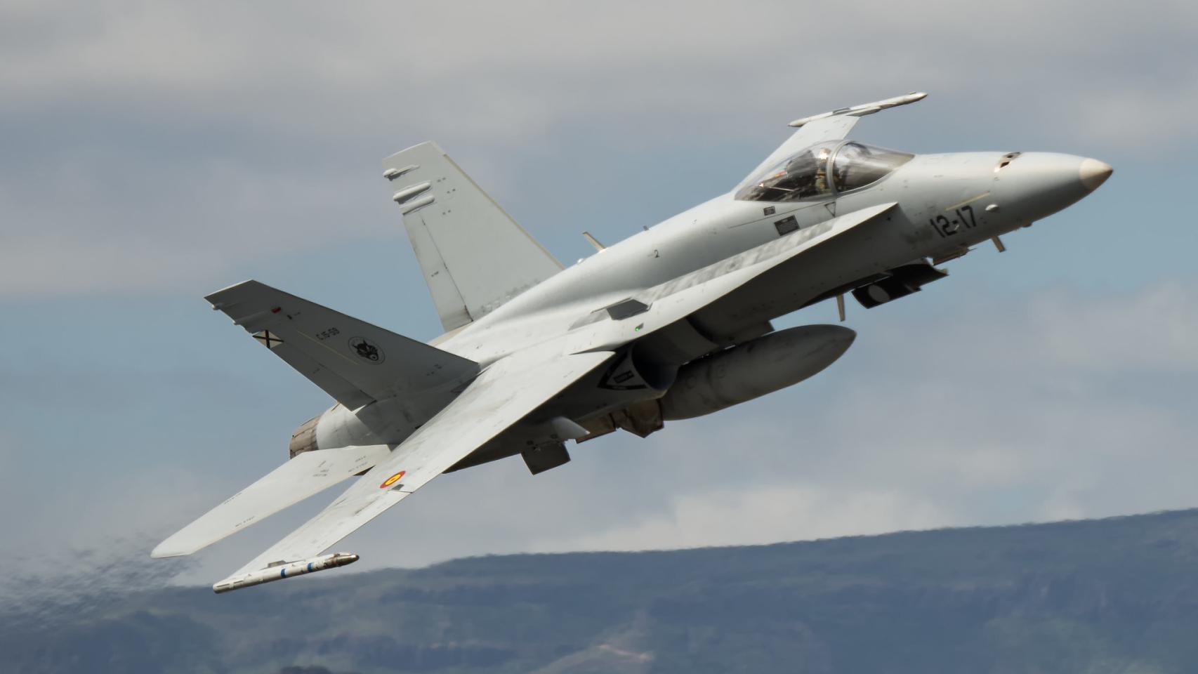 Un avión de combate F-18.