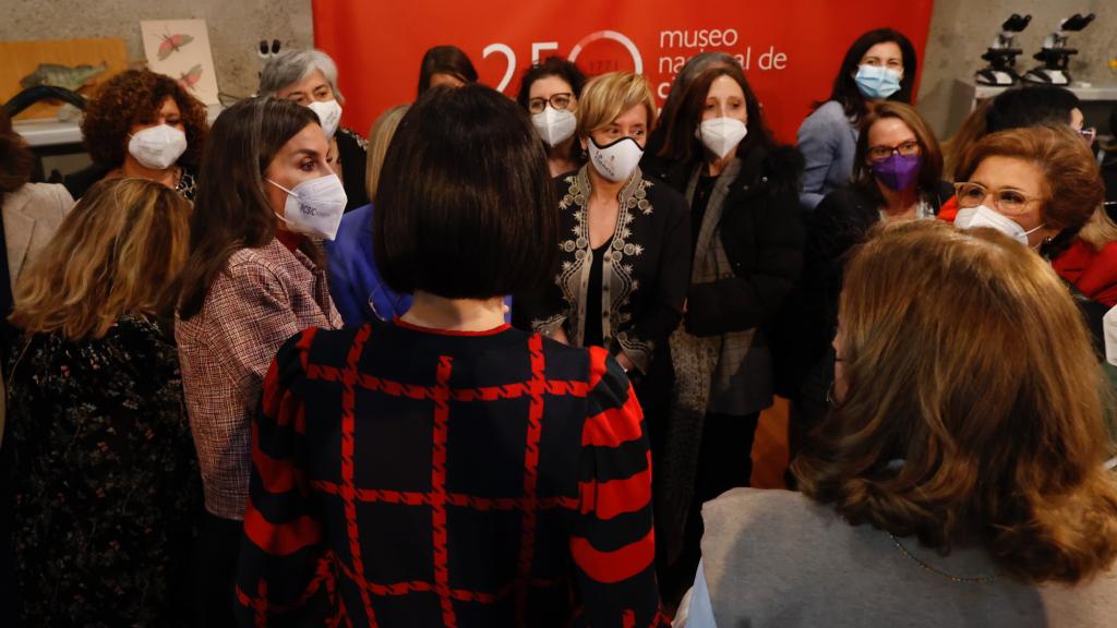 La reina Letizia comenta su preocupación por las redes sociales y las 'influencers' a las mujeres que han asistido al acto 'Rompiendo techos de cristal: la mujer científica, del laboratorio al emprendimiento.