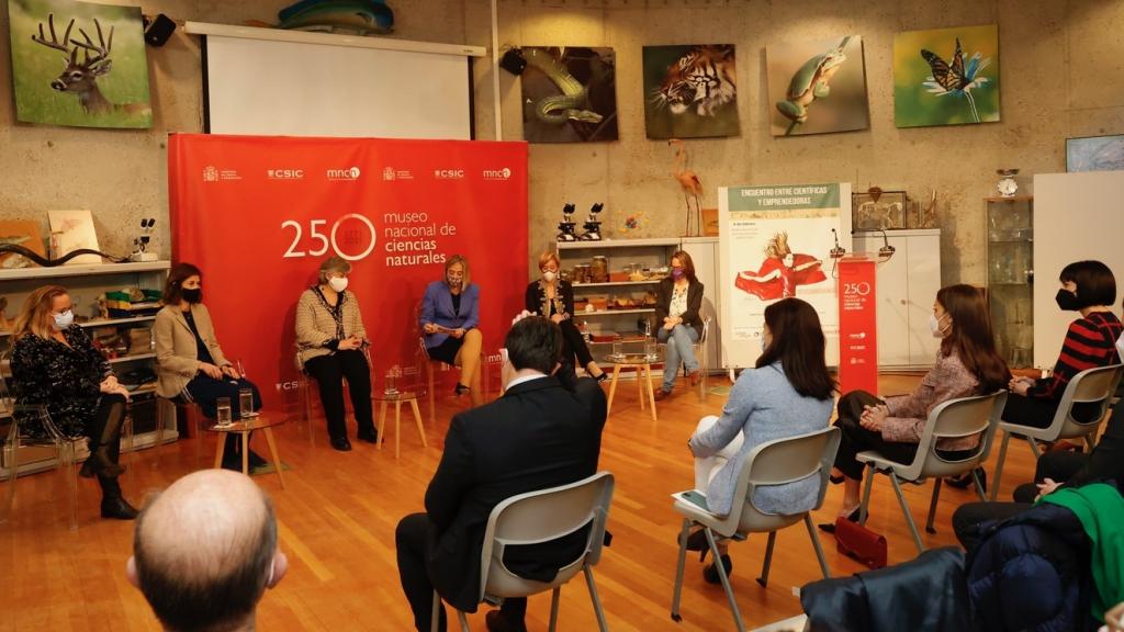 La reina Letizia escucha atentamente a las mujeres que exponen sus puntos de vista en la mesa redonda.
