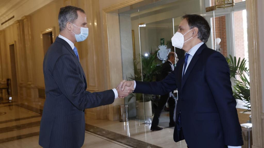 Carlos García Carbayo, presidente del Grupo, saluda a Felipe VI