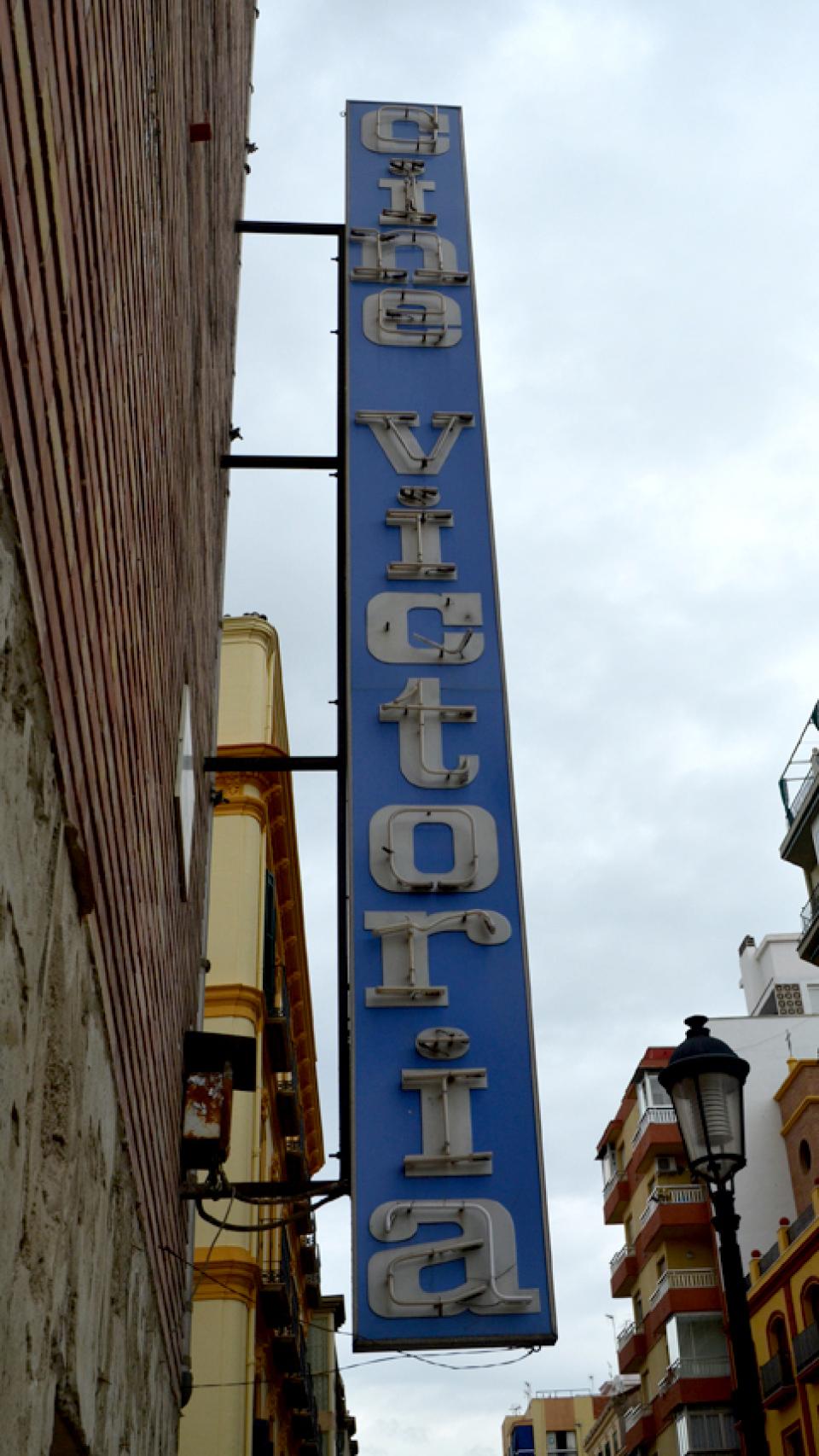 Que nadie robara el cartel del Cine Victoria en realidad es una cosa muy triste.