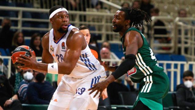 Yabusele, con el balón en el Panathinaikos - Real Madrid