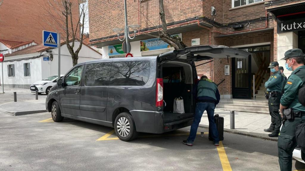 Agentes de la policía científica se llevan pruebas de la vivienda donde se cometió el crimen.