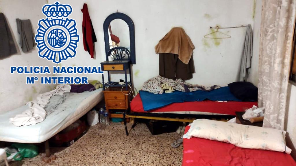 Hacinados y viviendo en cocinas: las miserables condiciones de los pisos patera de Alicante.