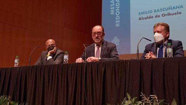 Federico Ros, Emilio Bascuñana y Armando Ortuño, en la Lonja de Orihuela.