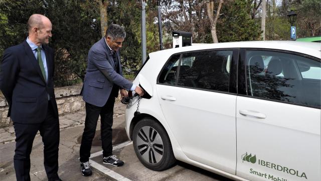 Una instalación de nuevos puntos de recarga para el vehículo eléctrico.