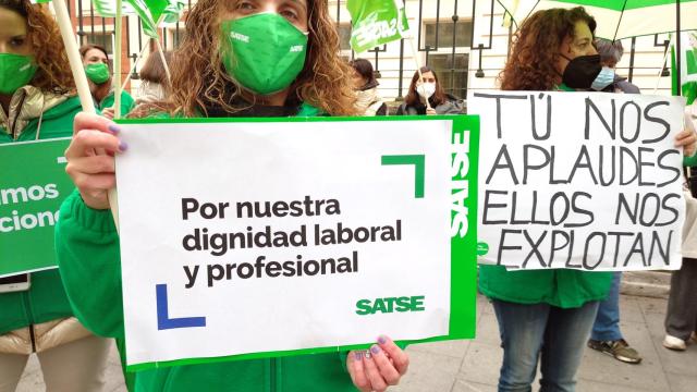 Concentración de enfermeras ante la puerta de la Consejería de Sanidad