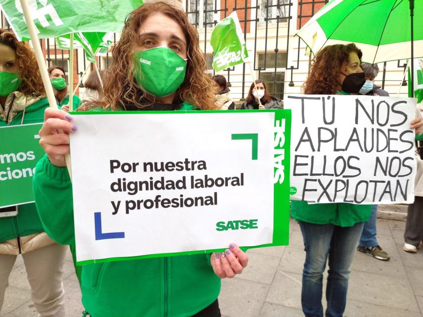 Concentración de enfermeras ante la puerta de la Consejería de Sanidad