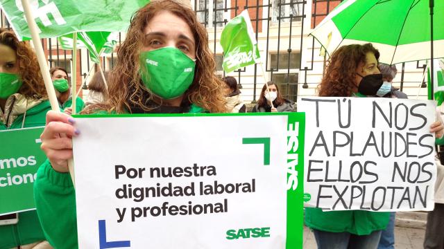 Concentración de enfermeras ante la puerta de la Consejería de Sanidad