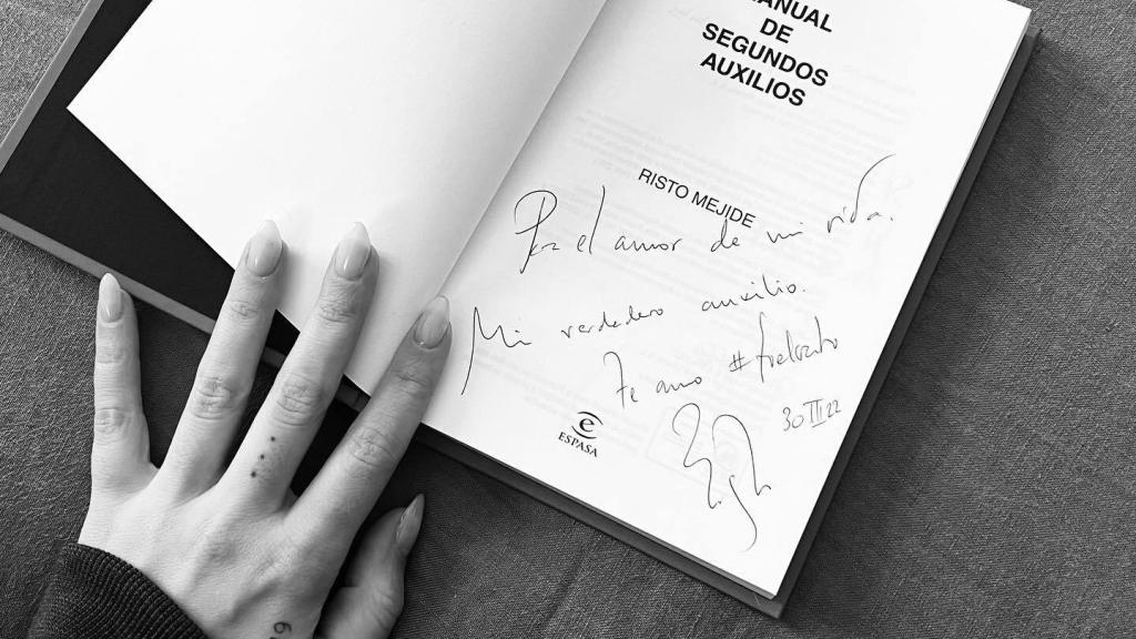 Risto Mejido ha dedicado un ejemplar de su nuevo libro a su mujer, Laura Escanes.