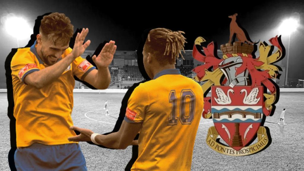 Dos jugadores del Staines Town FC, el escudo del club y el estadio, en un fotomontaje.