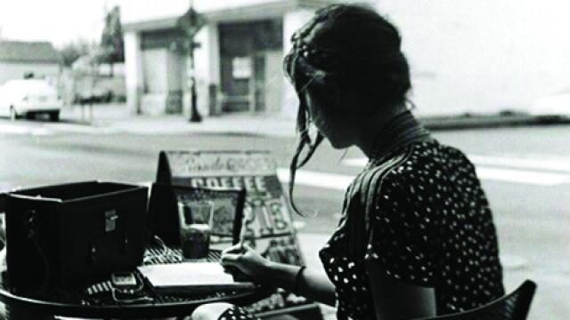 Fotografía de la portada de 'En los márgenes' de Elena Ferrante