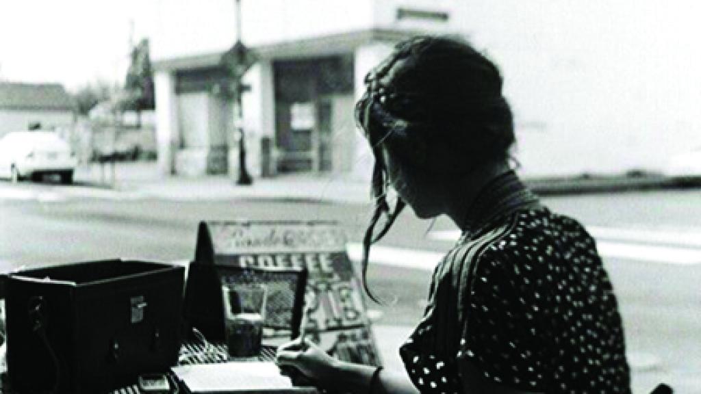 Fotografía de la portada de 'En los márgenes' de Elena Ferrante