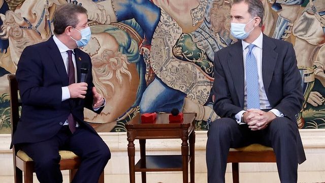García-Page y el Rey Felipe VI durante la recepción.