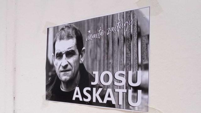 Un cartel de apoyo a 'Josu Ternera' en su pueblo natal, Ugao-Miraballes (Vizcaya).
