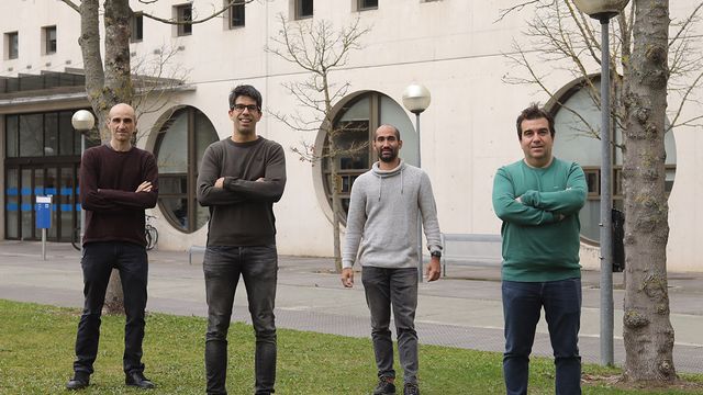 De izquierda a derecha, los investigadores Iñigo Ederra, Miguel Beruete, Dayan Pérez-Quintana y Jorge Teniente en el campus de Arrosadia de la UPNA.