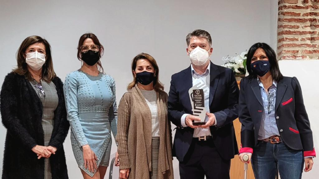 El Dr. Casado recibe la distinción T de Trans por su trabajo con el colectivo transexual y transgénero.