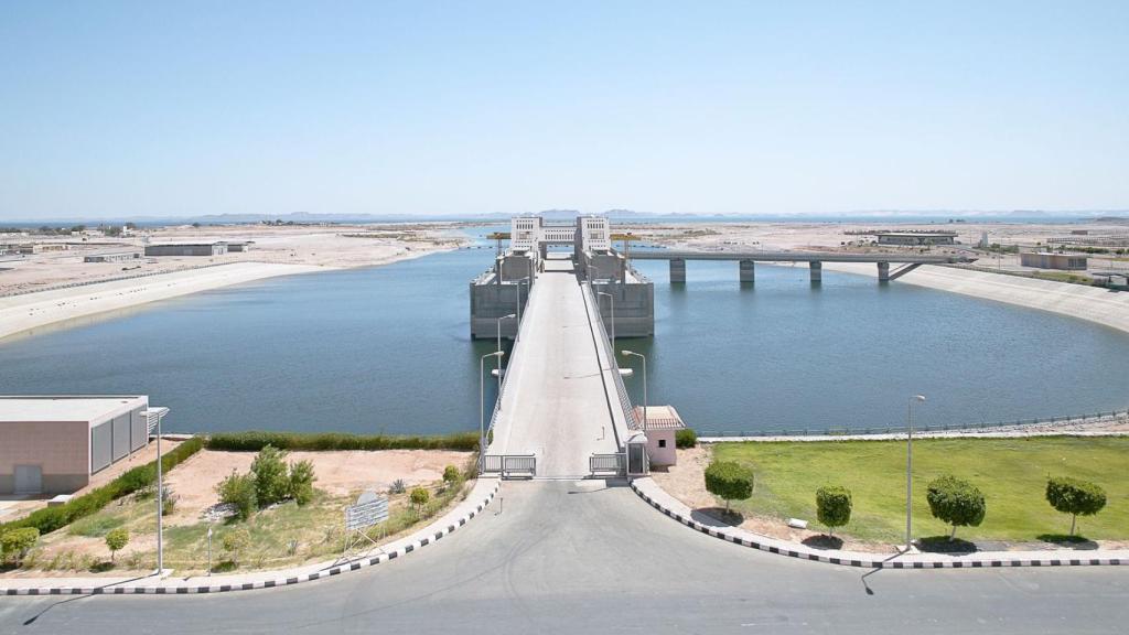 Un embalse con agua.