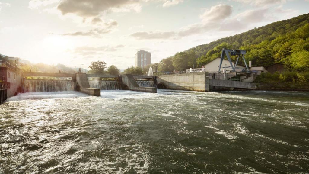 Un embalse lleno de agua.