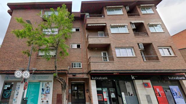 Exterior del edificio de Las Rozas (Madrid) en el que han hallado el cadáver de la mujer.