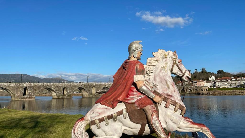 La estatua del general romano Brutus guiando a sus tropas por el puente.