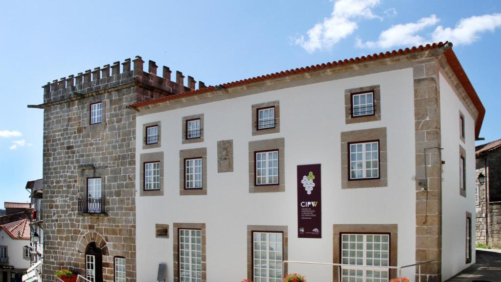 Fachada del Centro de Interpretación del Vino Verde.