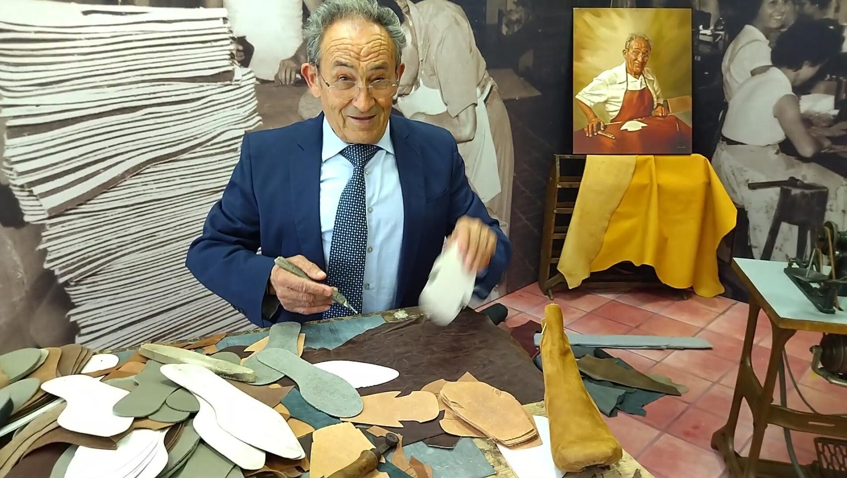 Juan Perán enseña en el museo de Pikolinos cómo trabajaba como cortador en Elche antes de ser empresario.