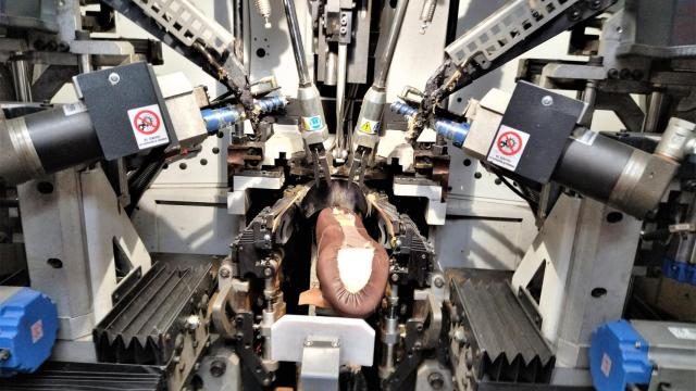 Un proceso mecanizado en la fábrica de zapatos de Pikolinos en Elche.