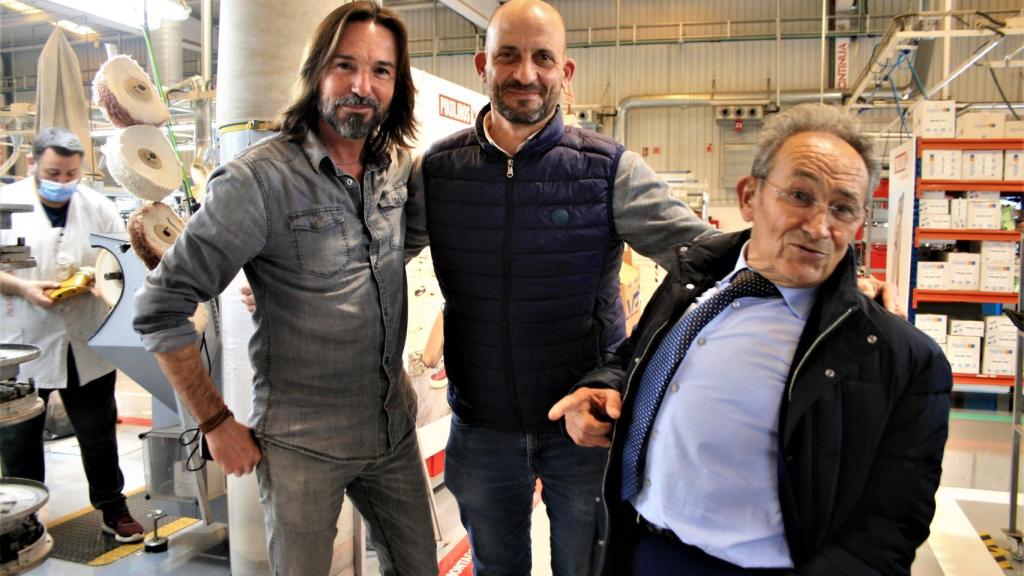 El fundador de Pikolinos, Juan Perán, con Julián Pérez, director de la planta (en el centro), y Fene García, responsable del diseño de zapatos de mujer.