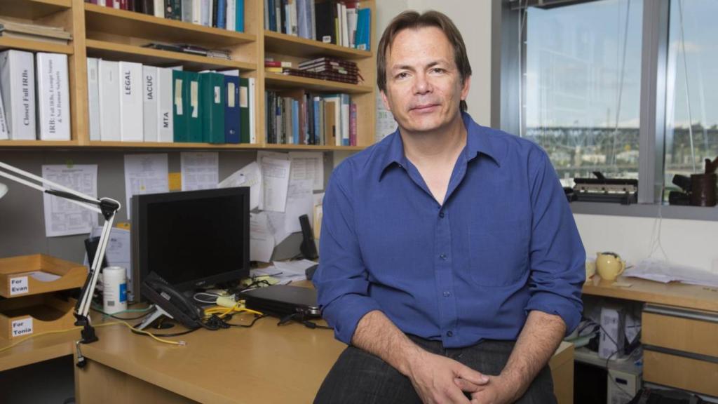 El investigador Evan Eichler considera que la nueva secuencia completa es una piedra de Rosetta para comprender la compleja variación genética que subyace a las enfermedades y la evolución.  Foto: / Ron Wurzer/AP Images for HHMI