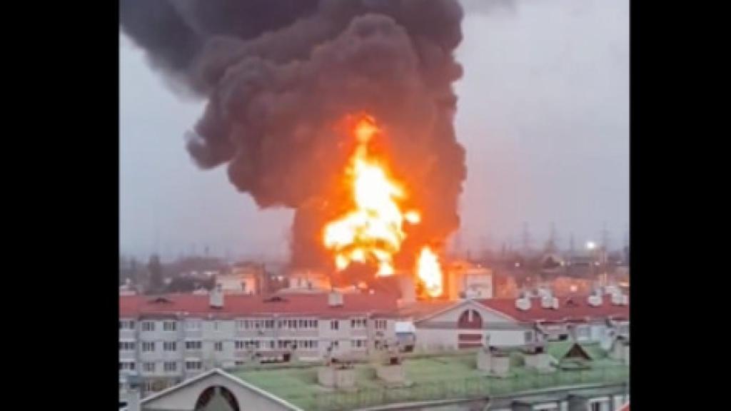 Explosión en varios depósitos de combustible en la ciudad rusa de Bélgorod por misiles supuestamente ucranianos.