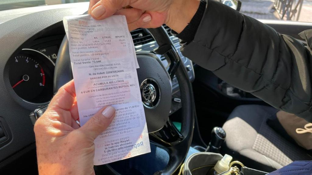 Tíquet de gasolina en el que se aplica el descuento aprobado por real decreto.