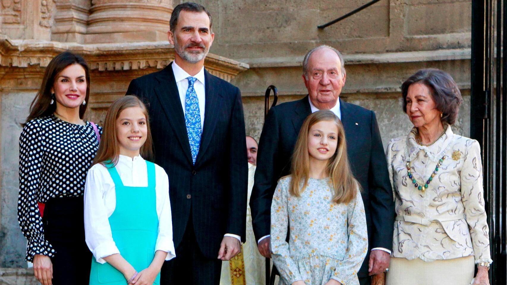 Las reinas Letizia y Sofía junto a las infantas Leonor y Sofía en la Catedral de Palma.