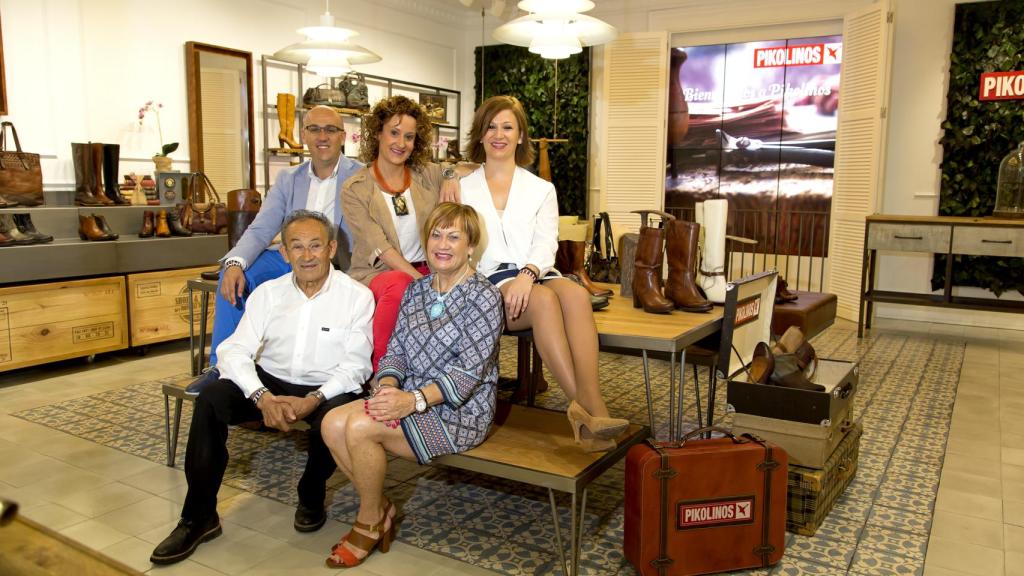 La familia zapatera Perán Bazán: los padres, Juan y Rosario, y los hijos, Juan Manuel, Rosana (centro) y Carolina.