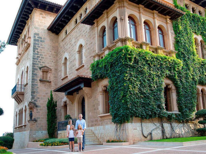 El rey Felipe VI junto a Letizia y sus hijas en Marivent. Efe