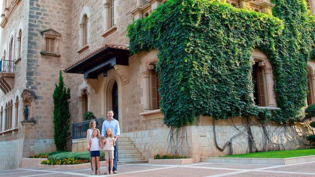 El rey Felipe VI junto a Letizia y sus hijas en Marivent. Efe