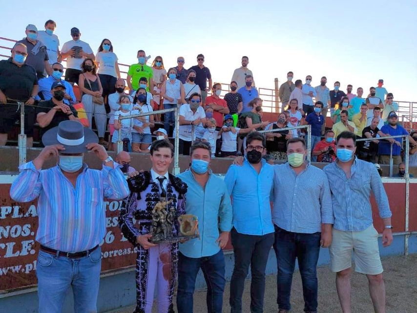 La directiva de la asociación entregando el I Trofeo ASTACI a la mejor faena de Santa Marina”. Fotografía de ASTACI cedida a EL ESPAÑOL – Noticias de Castilla y León