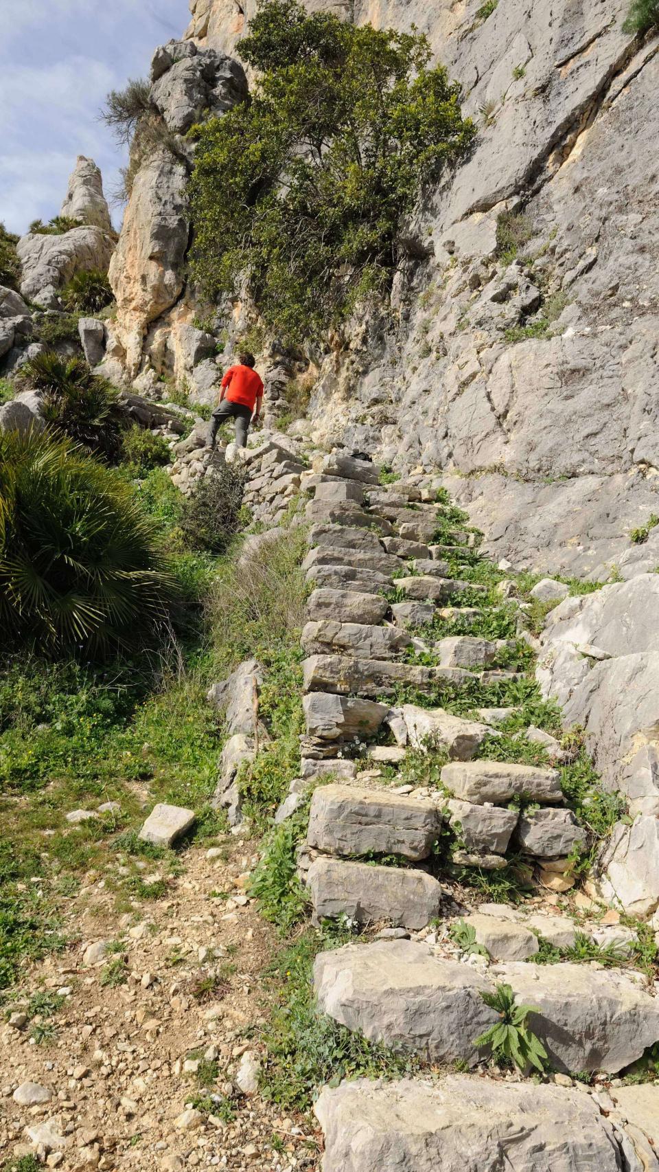 Cada escalón es diferente en tamaño y altura al anterior.