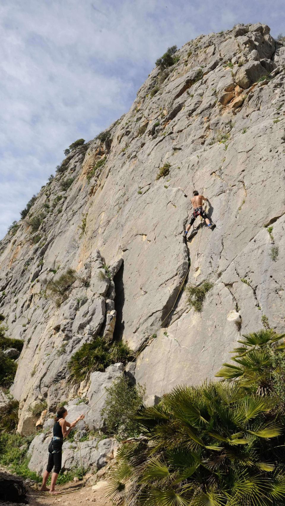 En el entorno se puede practicar la escalada.