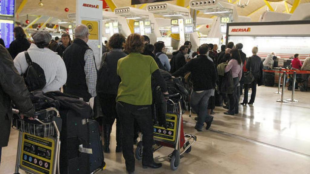 Colas en el Aeropuerto de Barajas en diciembre de 2010.
