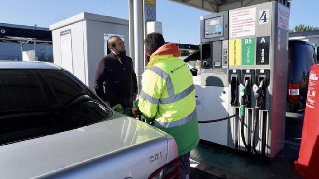 Un empleado llena el depósito de un automóvil